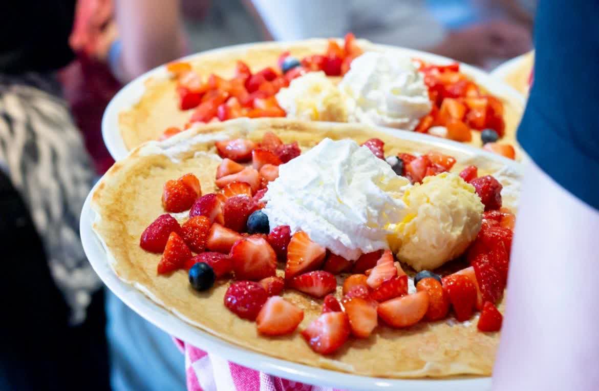 Pannenkoek met aardbeien, slagroom en ijs